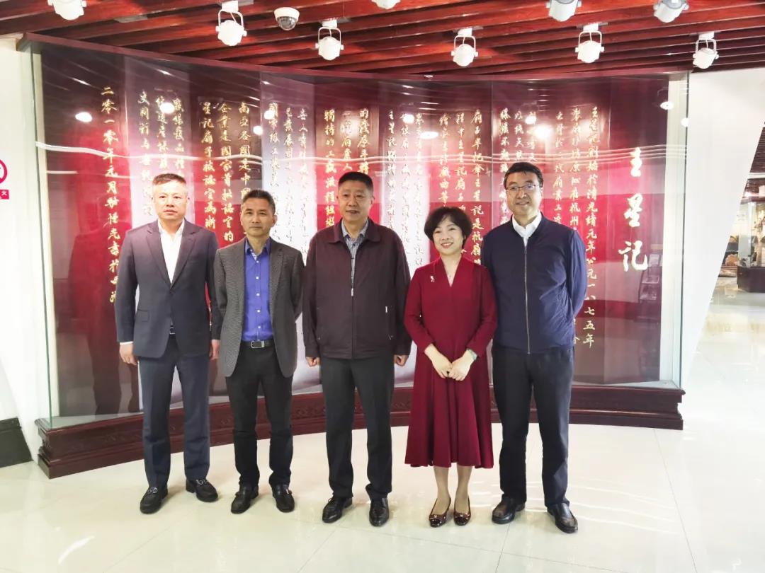 中國工藝美術(shù)學(xué)會理事長才大穎蒞臨王星記考察調(diào)研
