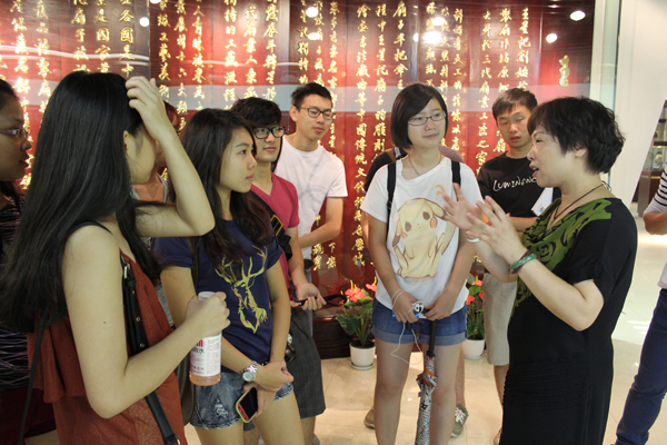 新加坡科技設(shè)計(jì)大學(xué)留學(xué)生來(lái)王星記參觀學(xué)習(xí)