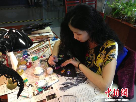 王星記開門招古法制扇學徒 80末女生欲扇上3D繪畫