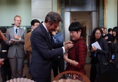 王星記亮相聯(lián)合國(guó)中文日，聯(lián)合國(guó)文化委員會(huì)主席親授大師胸章！